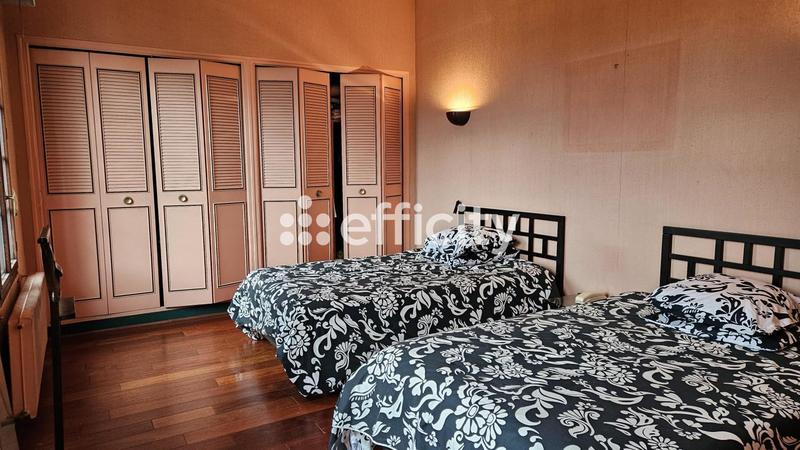 Maison - 233 m² - 8 pièces