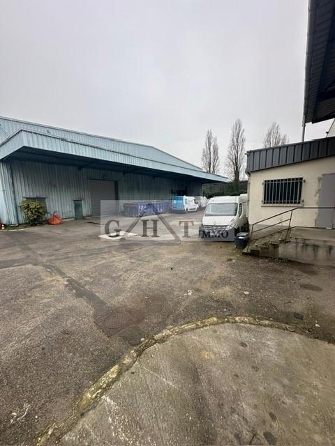 Entrepôt - 2 425 m²