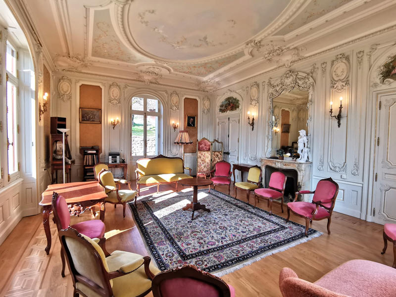 Propriété - 658 m² - 19 pièces