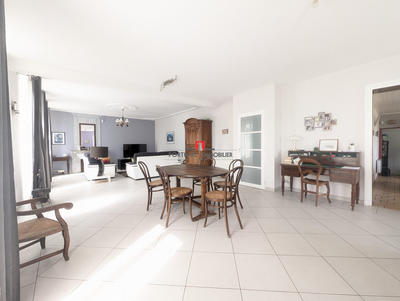 Maison - 255 m² - 8 pièces