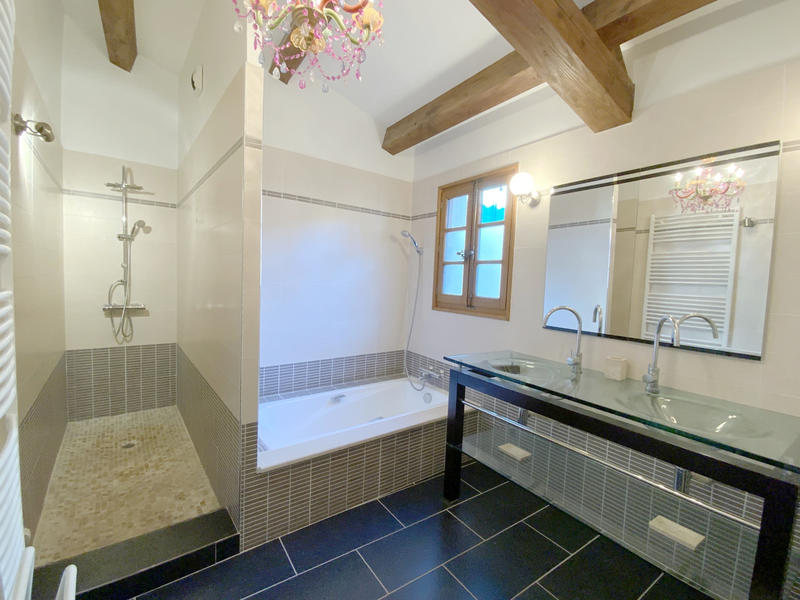 Maison - 250 m² - 7 pièces