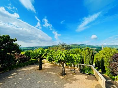 Maison - 200 m² - 8 pièces