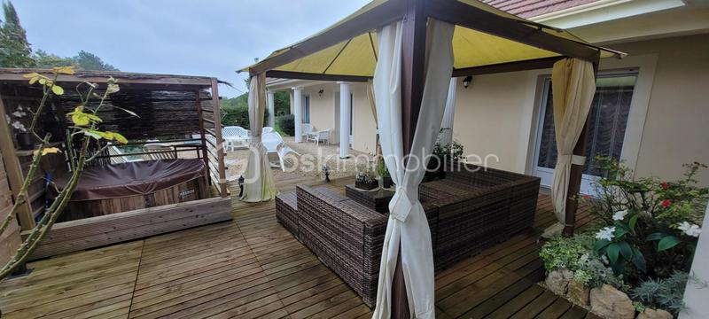 Maison - 230 m² - 8 pièces