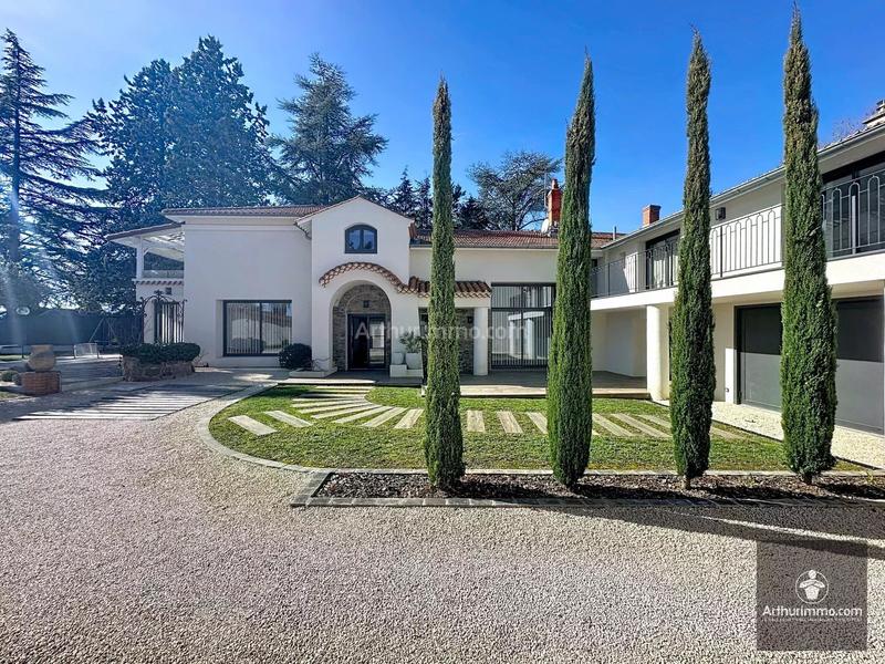 Maison - 270 m² - 8 pièces