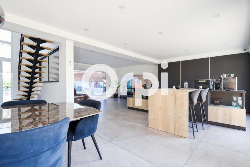 Maison - 230 m² - 6 pièces