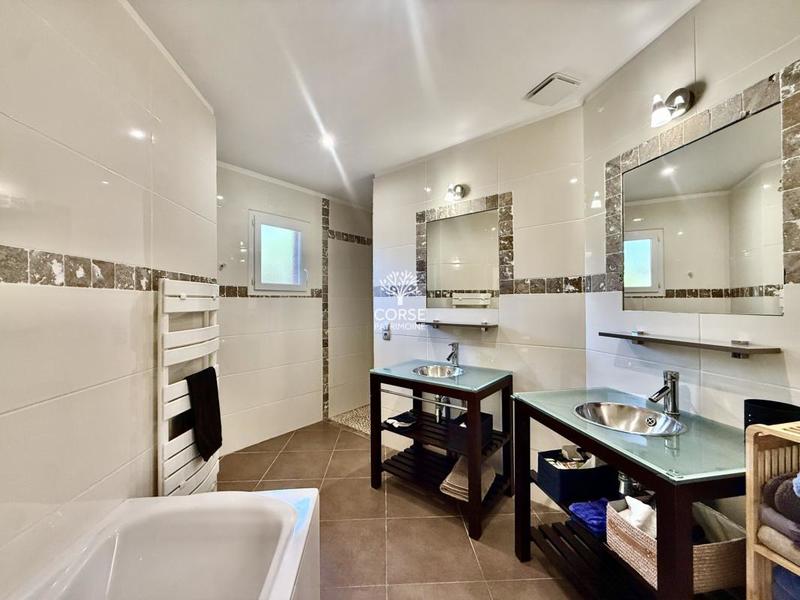 Villa - 201 m² - 6 pièces