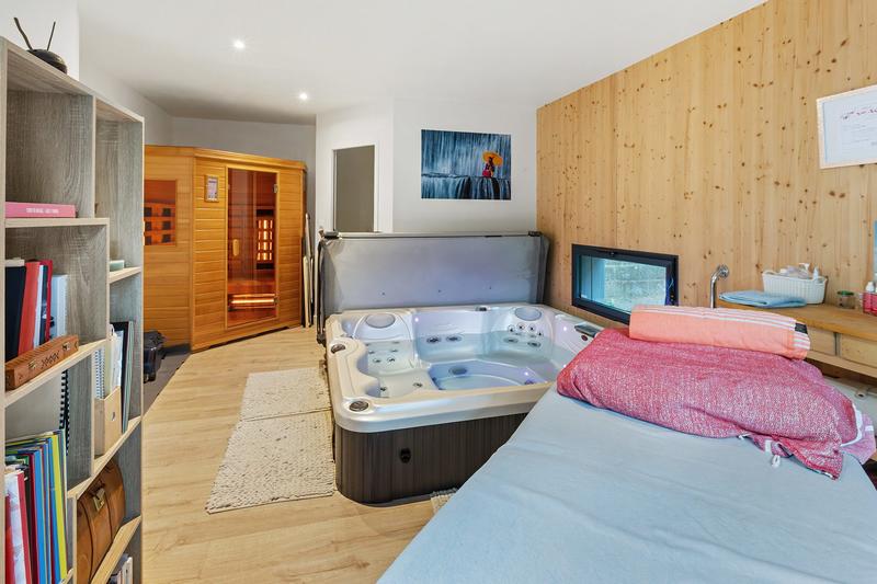 Maison - 240 m² - 10 pièces