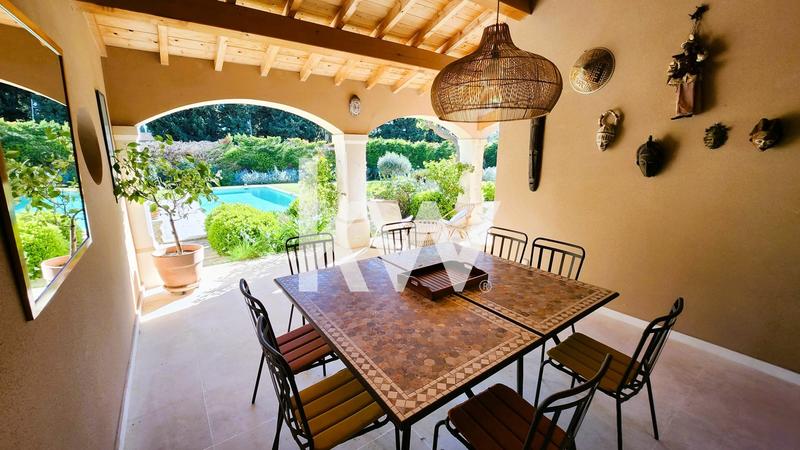 Maison - 247 m² - 9 pièces