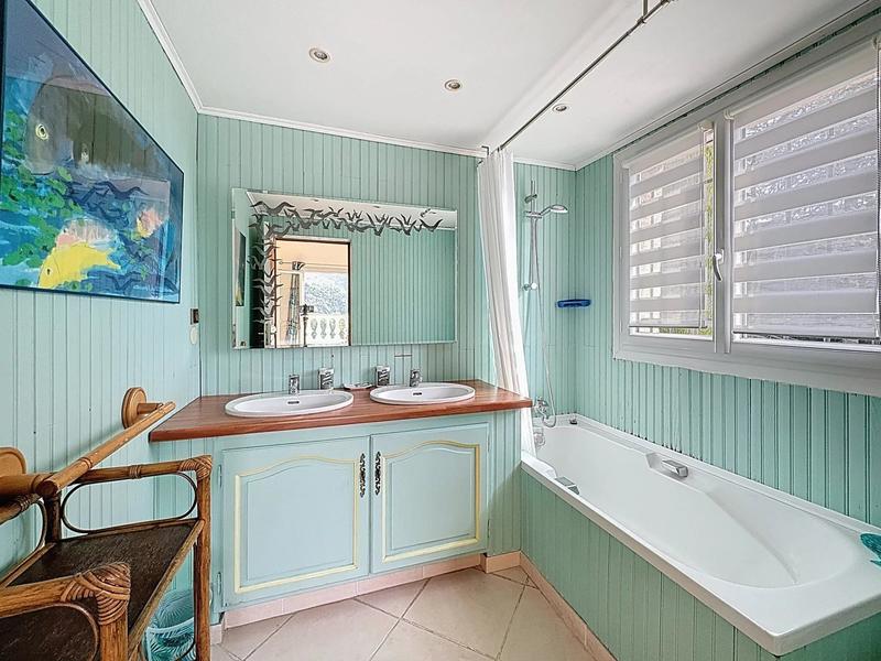 Maison - 231 m² - 7 pièces