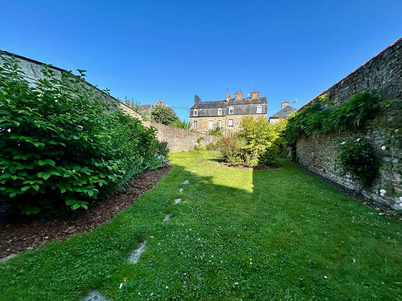 Maison - 235 m² - 10 pièces