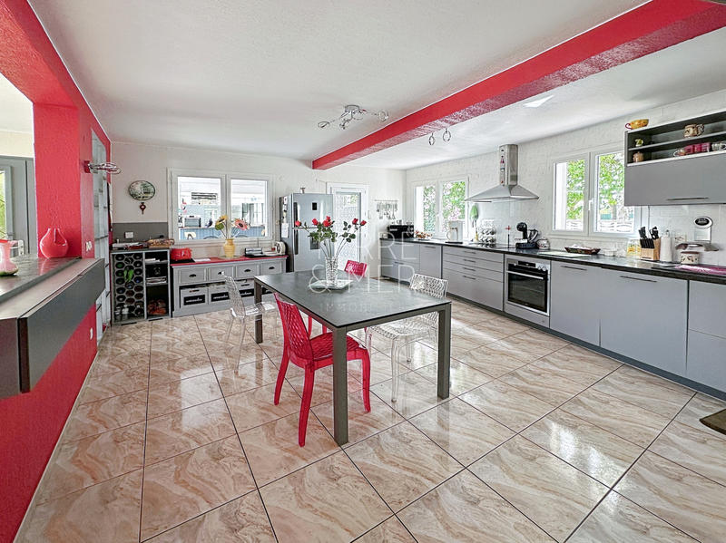 Maison - 250 m² - 6 pièces