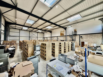 Entrepôt - 1 223 m²