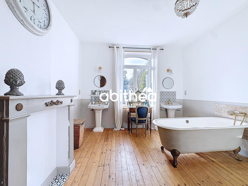 Maison - 327 m² - 9 pièces