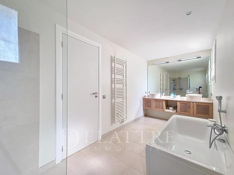 Maison - 222 m² - 8 pièces