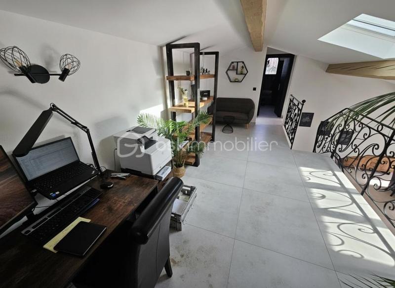 Propriété - 208 m² - 6 pièces