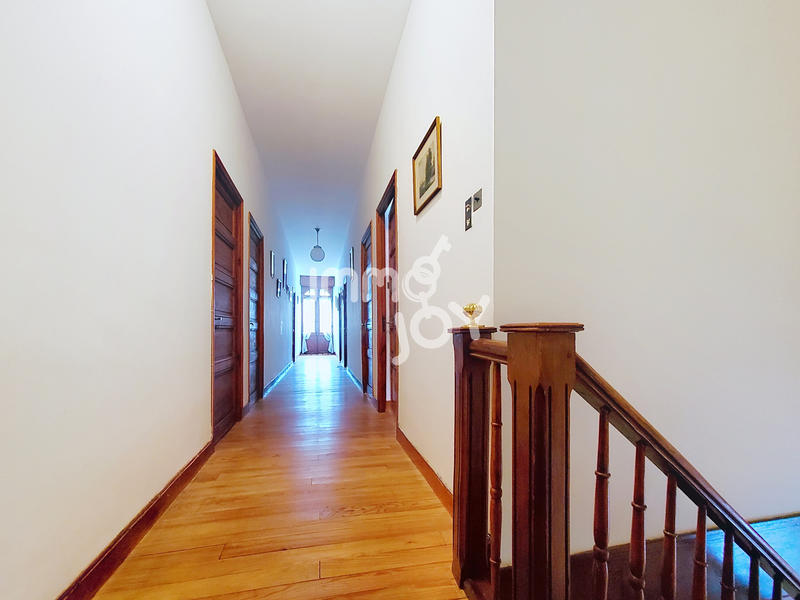 Propriété - 237 m² - 9 pièces