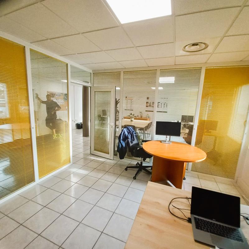 Bureau - 64 m²