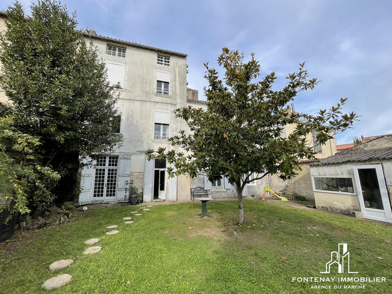 Maison - 299 m² - 9 pièces