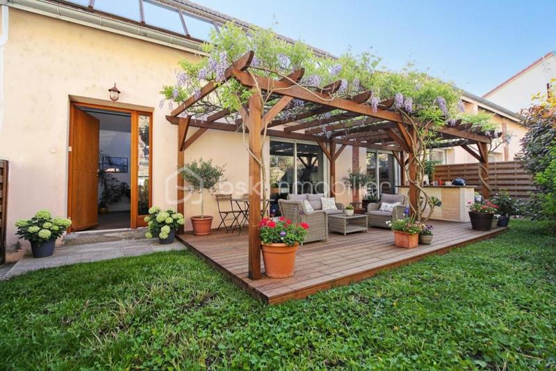 Maison - 202 m² - 8 pièces