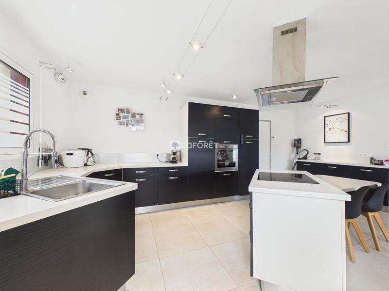 Propriété - 240 m² - 8 pièces