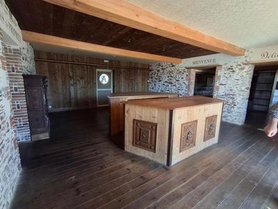 Maison - 270 m² - 1 pièce