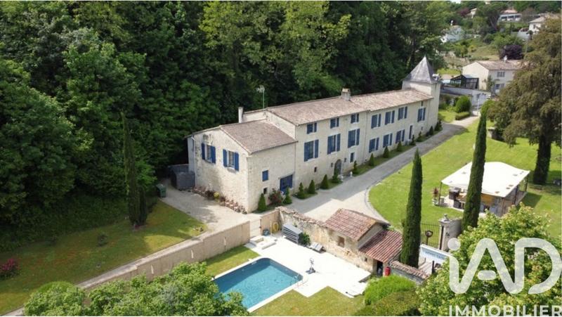 Maison - 370 m² - 18 pièces