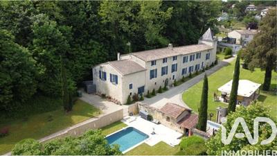 Maison - 370 m² - 18 pièces