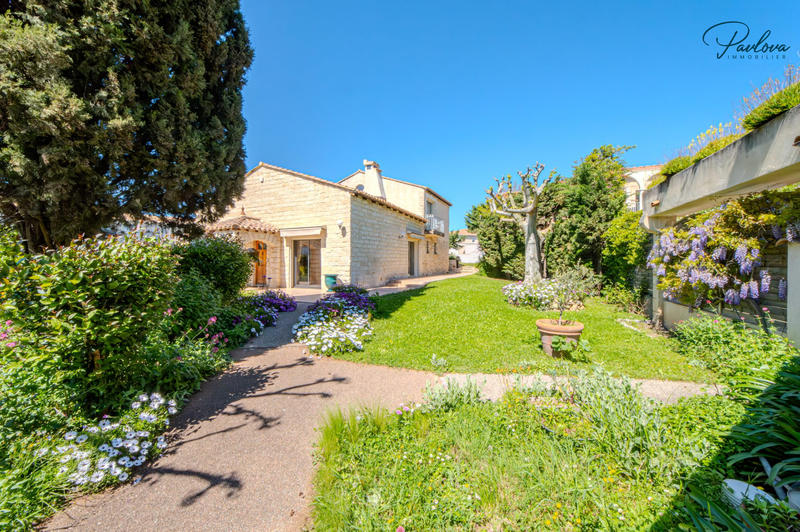 Maison traditionnelle - 280 m² - 6 pièces