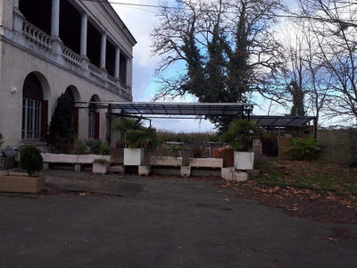 Propriété - 1 000 m² - 14 pièces