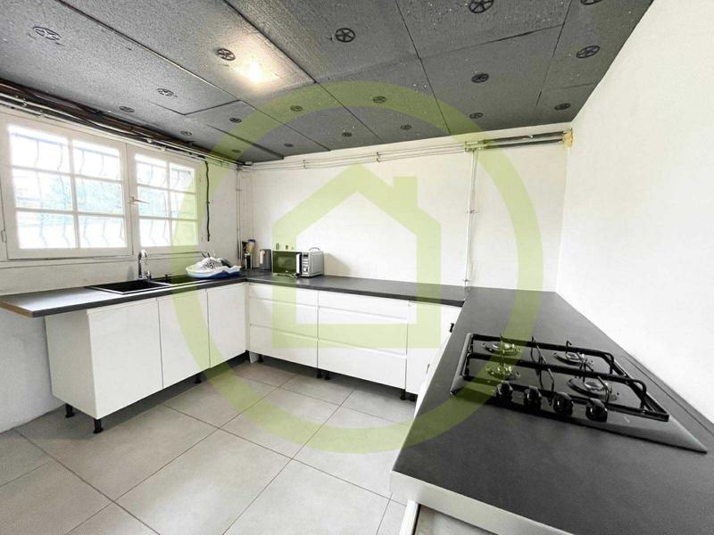 Maison - 230 m² - 6 pièces