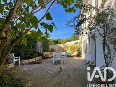 Maison - 230 m² - 8 pièces