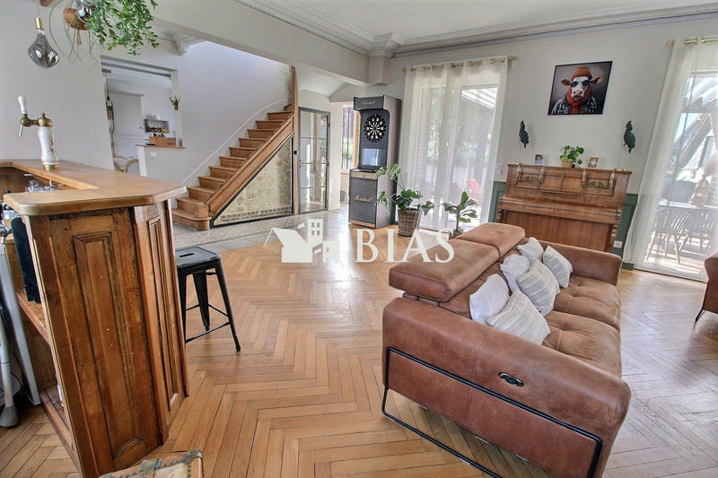 Maison - 250 m² - 10 pièces