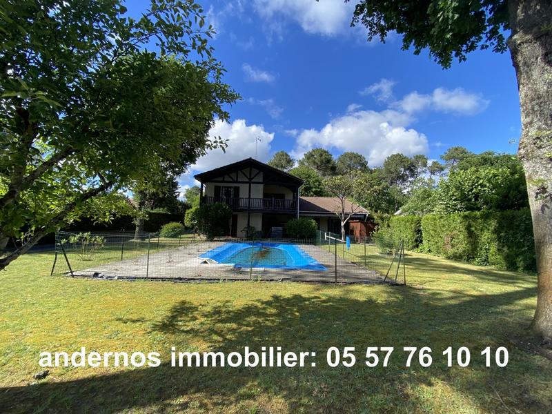 Maison traditionnelle - 239 m² - 10 pièces