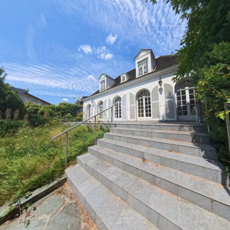 Maison - 325 m² - 11 pièces