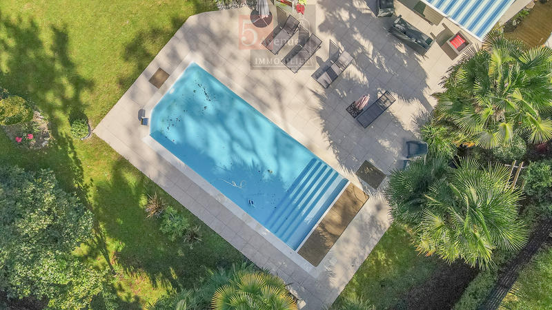 Maison - 250 m² - 8 pièces