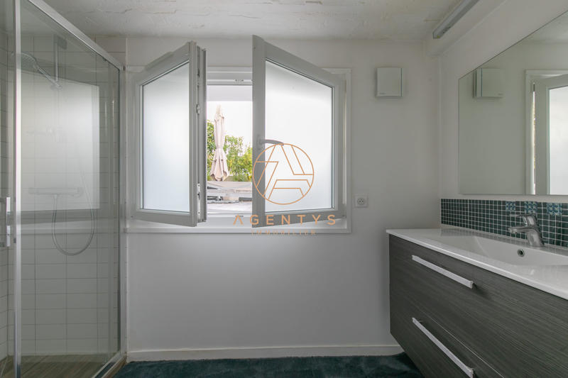 Maison - 276 m² - 8 pièces