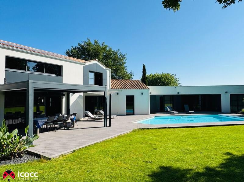 Maison - 303 m² - 11 pièces