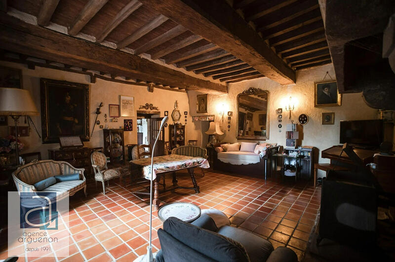 Maison - 560 m² - 14 pièces