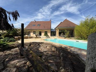 Demeure - 251 m² - 9 pièces