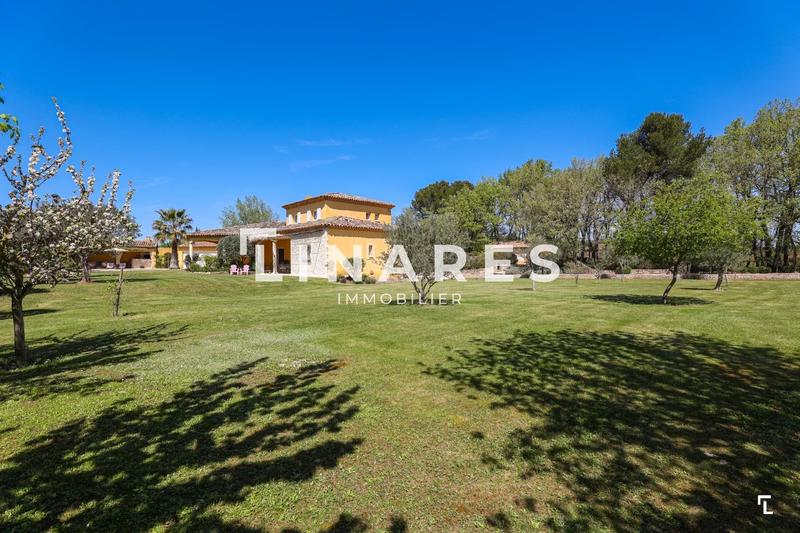 Propriété - 230 m² - 9 pièces