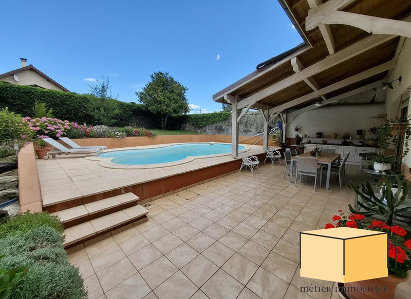 Maison traditionnelle - 377 m² - 7 pièces