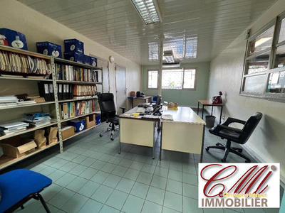 Entrepôt - 1 900 m²