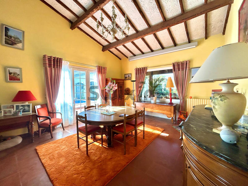 Propriété - 767 m² - 30 pièces