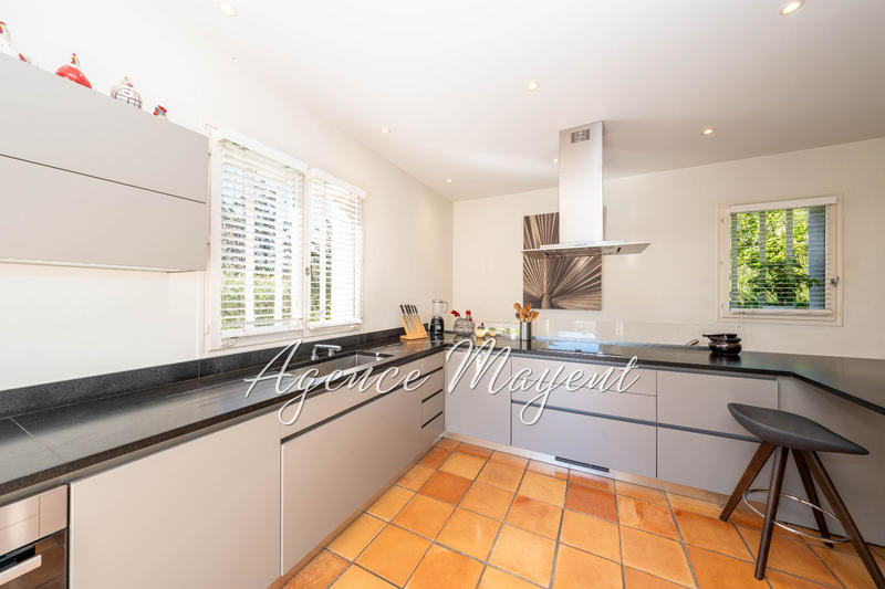 Maison - 220 m² - 5 pièces