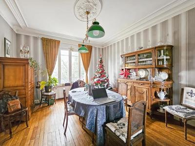 Maison - 260 m² - 10 pièces