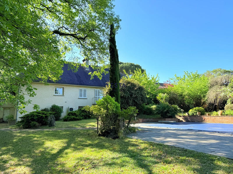 Maison - 318 m² - 12 pièces