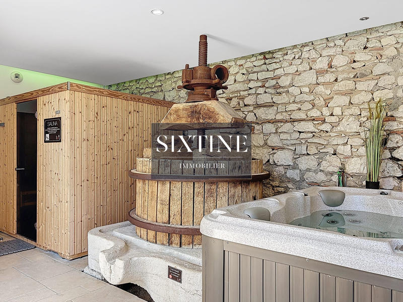 Maison - 3 008 m² - 45 pièces