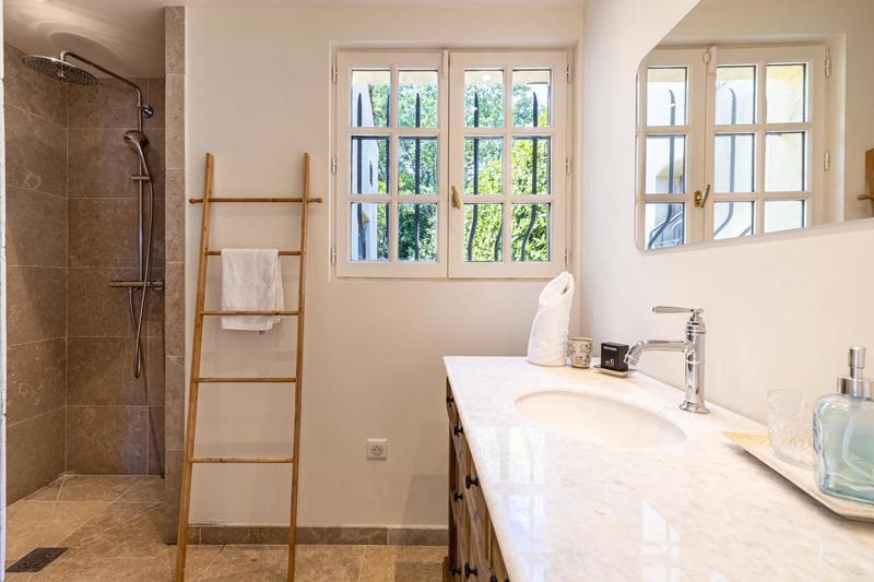 Villa - 256 m² - 8 pièces