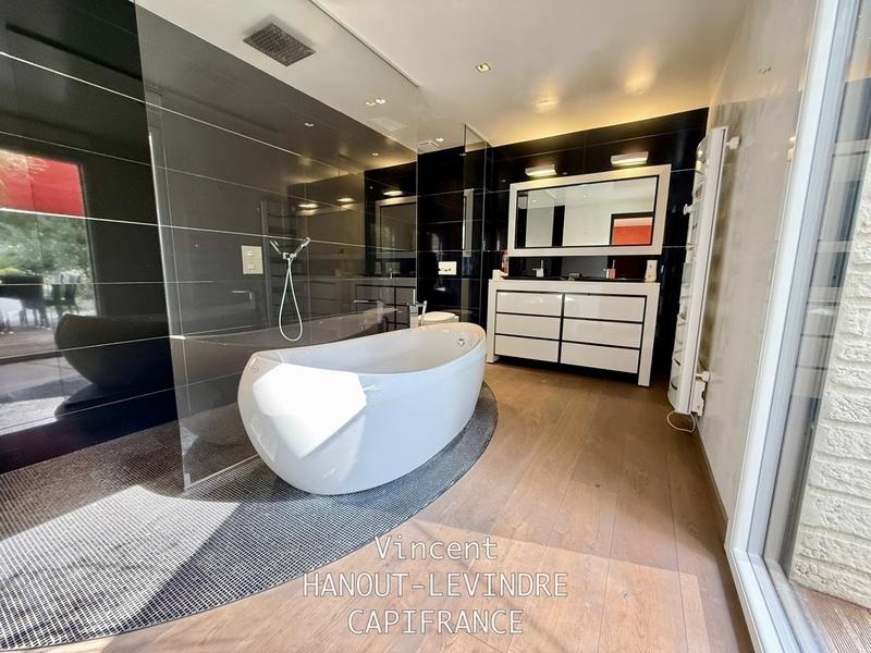 Maison - 245 m² - 9 pièces