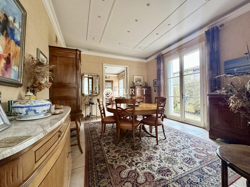 Maison - 220 m² - 9 pièces